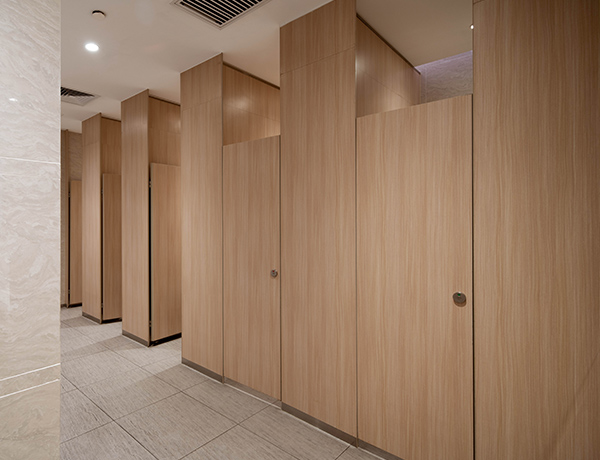 Dlúth Laminate Restroom Deighiltí